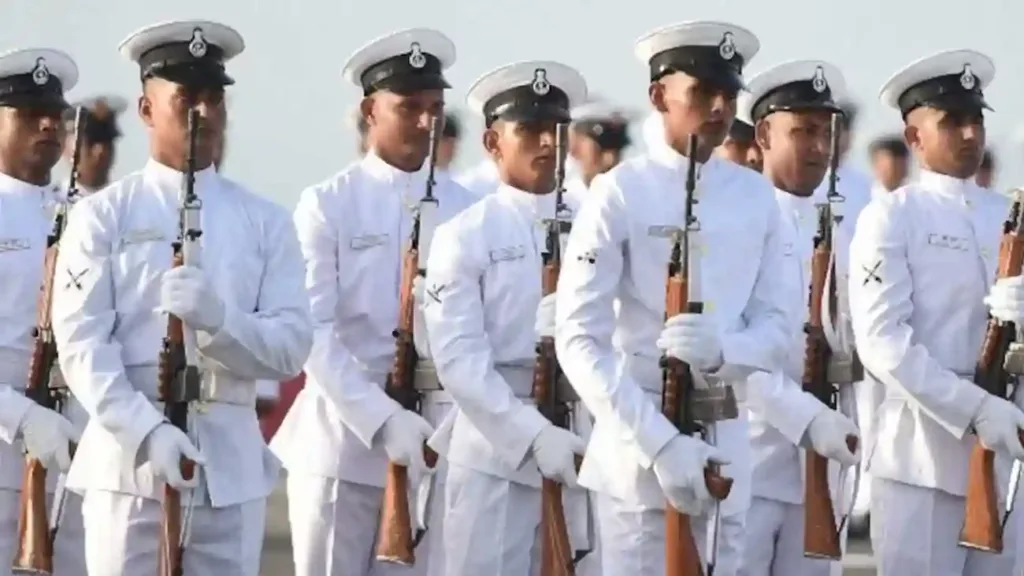8 ex navy officers